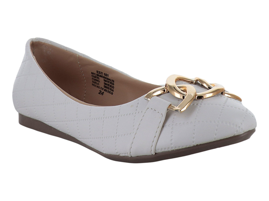 Zapato plano color beige con diseño acolchado y adorno de cadena dorada en la parte superior.