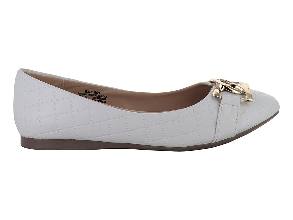 Zapato plano color beige con diseño acolchado y adorno de cadena dorada en la parte superior.