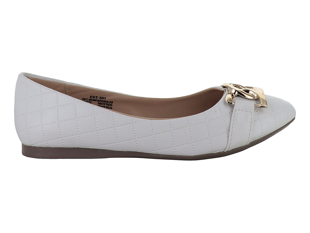 Zapato plano color beige con diseño acolchado y adorno de cadena dorada en la parte superior.