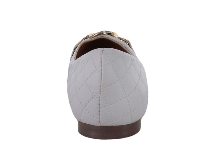 Zapato plano color beige con diseño acolchado y adorno de cadena dorada en la parte superior.