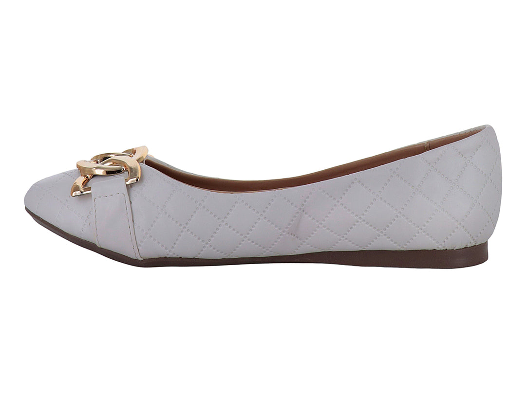 Zapato plano color beige con diseño acolchado y adorno de cadena dorada en la parte superior.