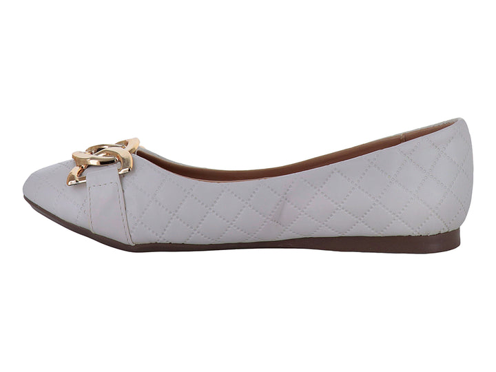Zapato plano color beige con diseño acolchado y adorno de cadena dorada en la parte superior.