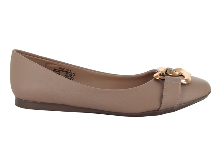 Zapato plano color beige con hebilla metálica dorada.