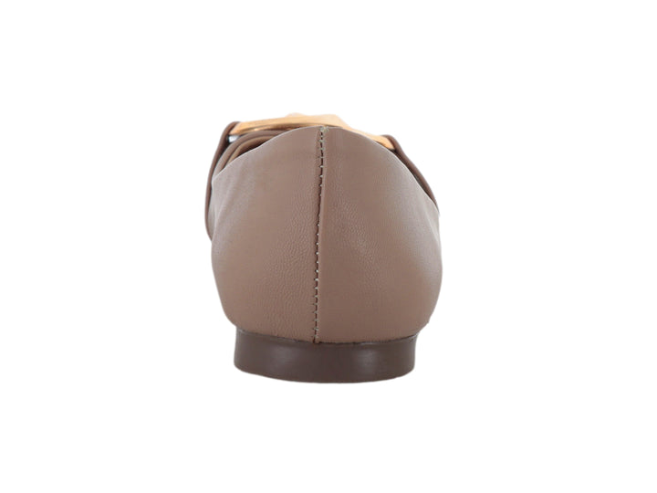 Zapato plano color beige con hebilla metálica dorada.