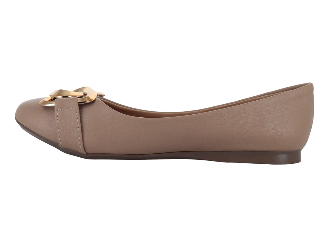 Zapato plano color beige con hebilla metálica dorada.