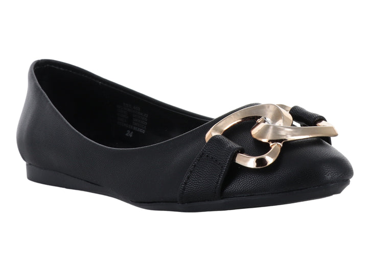 Zapato plano negro con detalle de cadena dorada en la parte superior.