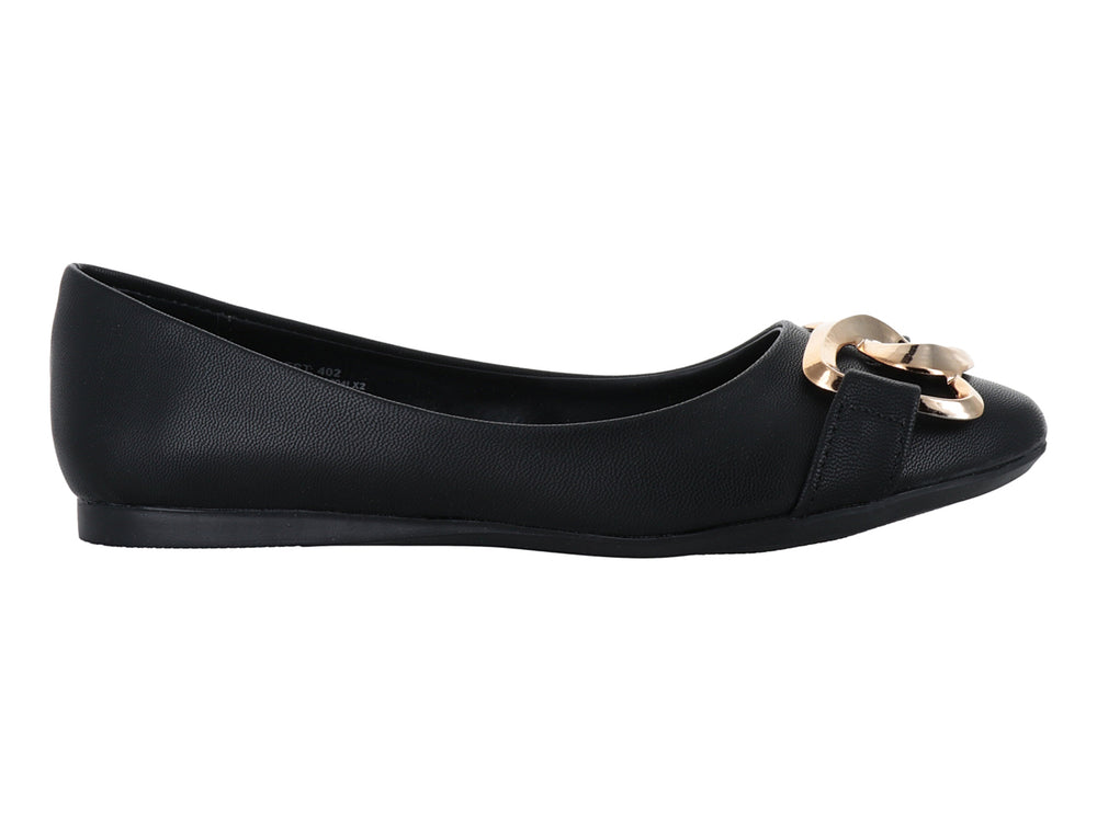 Zapato plano negro con detalle de cadena dorada en la parte superior.