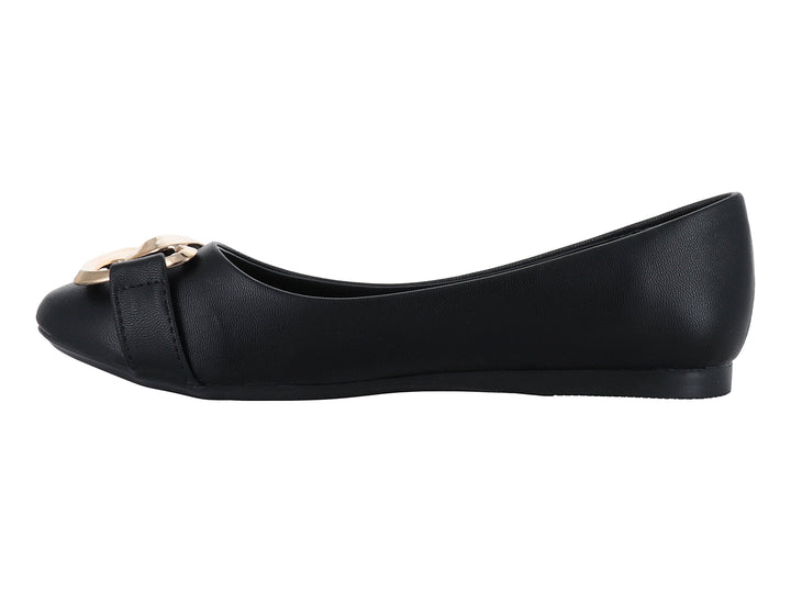 Zapato plano negro con detalle de cadena dorada en la parte superior.