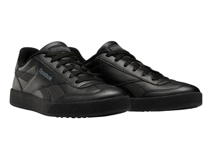 Tenis deportivos Reebok color negro con suela plana y logotipo lateral.