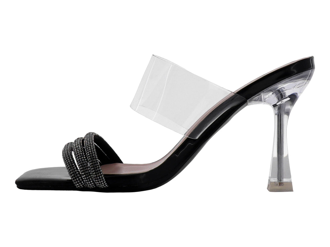 Sandalia de tacón alto negro con tira frontal de brillantes y correa transparente.