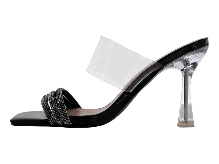 Sandalia de tacón alto negro con tira frontal de brillantes y correa transparente.