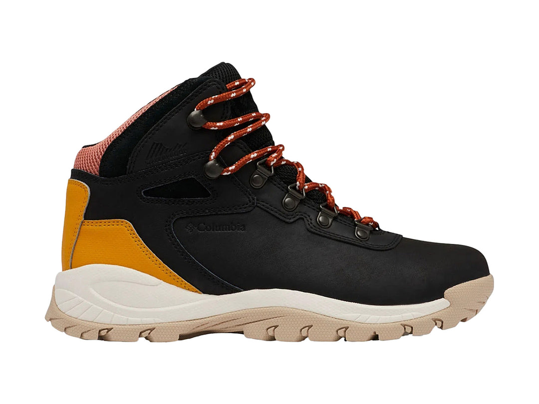 Bota de senderismo Columbia color negro con detalles en amarillo dorado y suela beige.