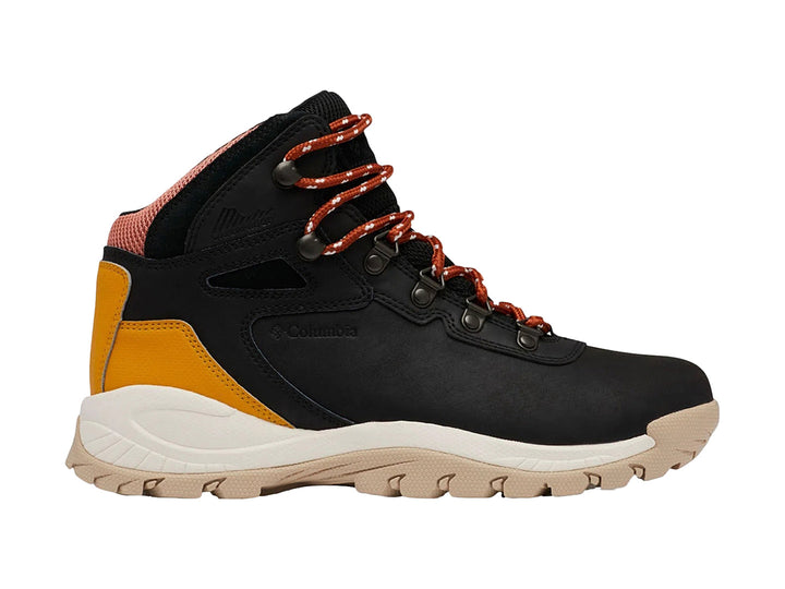 Bota de senderismo Columbia color negro con detalles en amarillo dorado y suela beige.