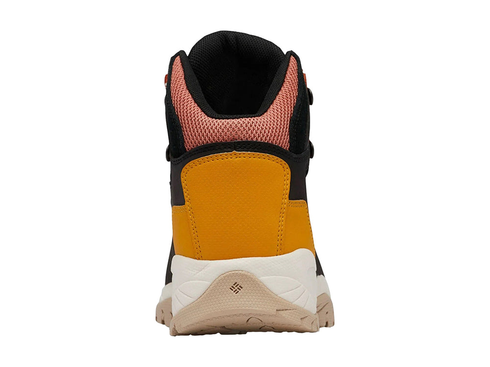 Bota de senderismo Columbia color negro con detalles en amarillo dorado y suela beige.