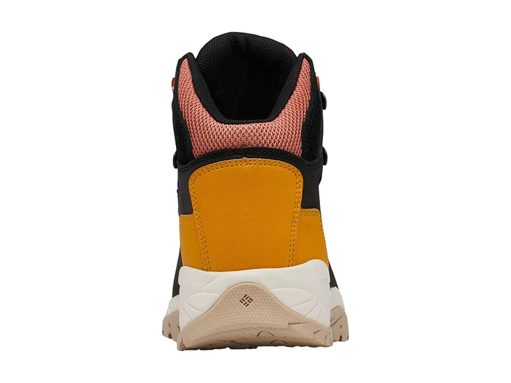 Bota de senderismo Columbia color negro con detalles en amarillo dorado y suela beige.