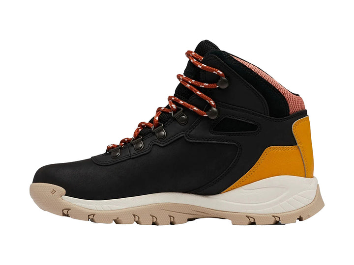 Bota de senderismo Columbia color negro con detalles en amarillo dorado y suela beige.