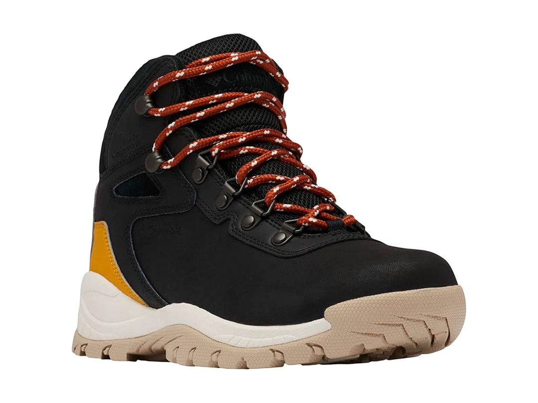 Bota de senderismo Columbia color negro con detalles en amarillo dorado y suela beige.