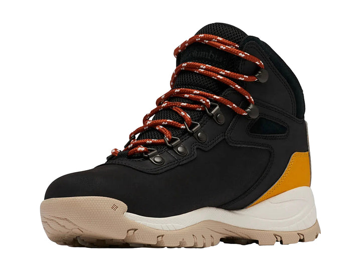 Bota de senderismo Columbia color negro con detalles en amarillo dorado y suela beige.