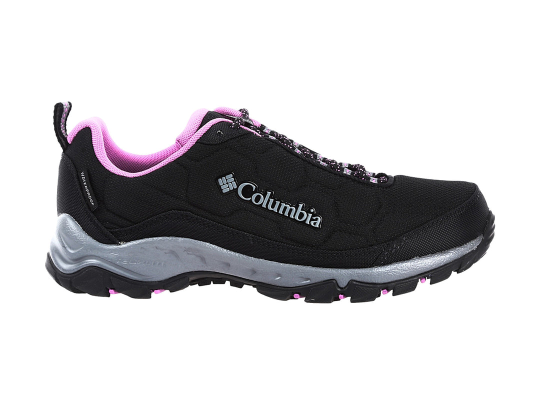Zapato deportivo Columbia Firecamp III WP en color negro con detalles en rosa y suela gris.