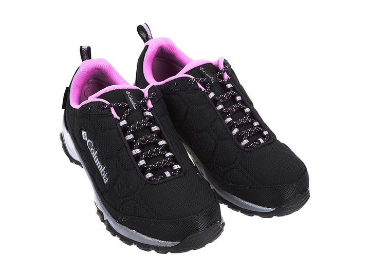 Zapato deportivo Columbia Firecamp III WP en color negro con detalles en rosa y suela gris.