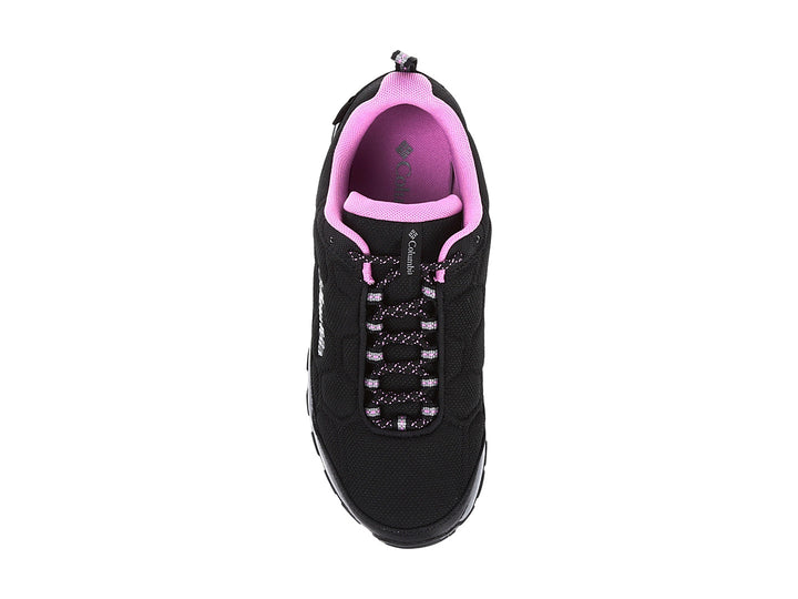 Zapato deportivo Columbia Firecamp III WP en color negro con detalles en rosa y suela gris.