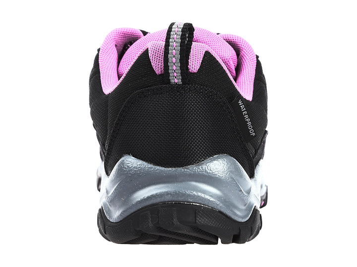 Zapato deportivo Columbia Firecamp III WP en color negro con detalles en rosa y suela gris.