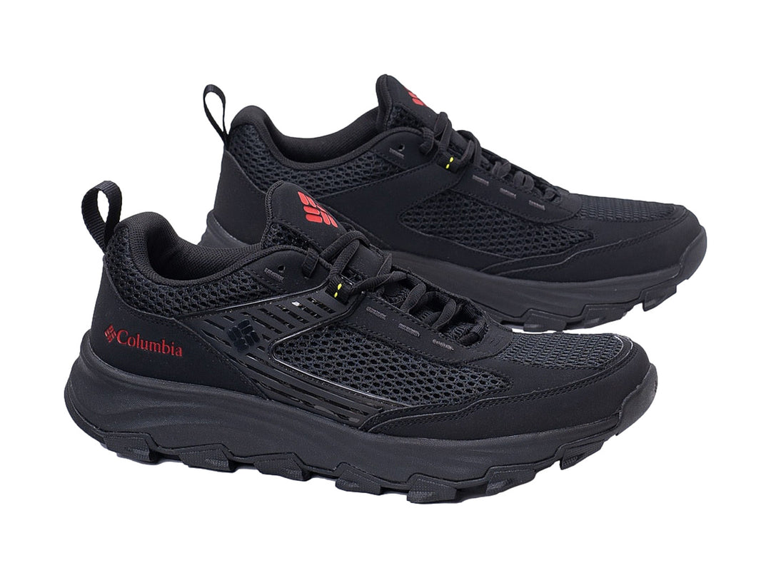 Par de tenis Columbia Hatana Breathe en color negro con detalles rojos y suela robusta para senderismo.