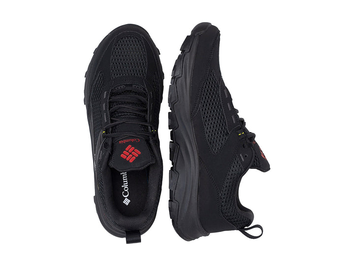 Par de tenis Columbia Hatana Breathe en color negro con detalles rojos y suela robusta para senderismo.