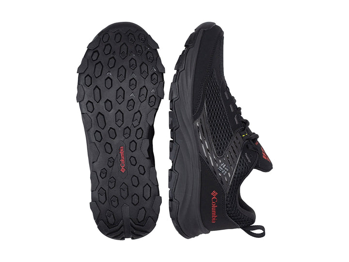 Par de tenis Columbia Hatana Breathe en color negro con detalles rojos y suela robusta para senderismo.