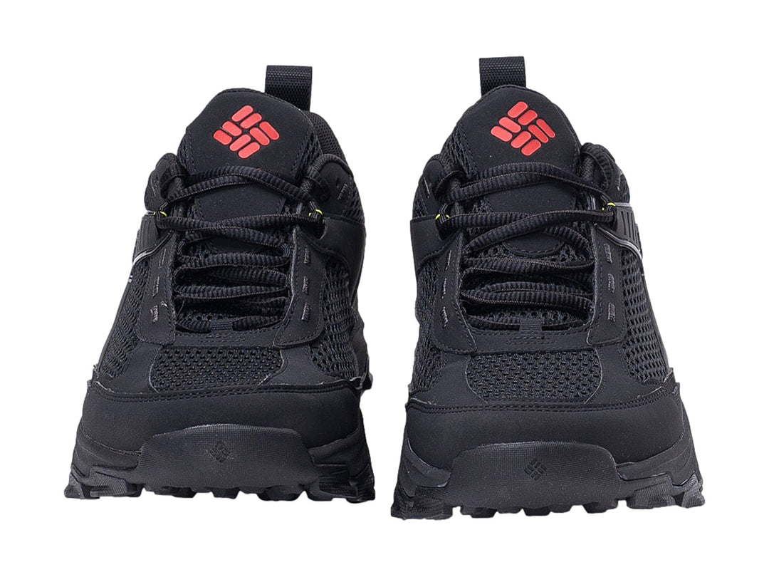 Par de tenis Columbia Hatana Breathe en color negro con detalles rojos y suela robusta para senderismo.