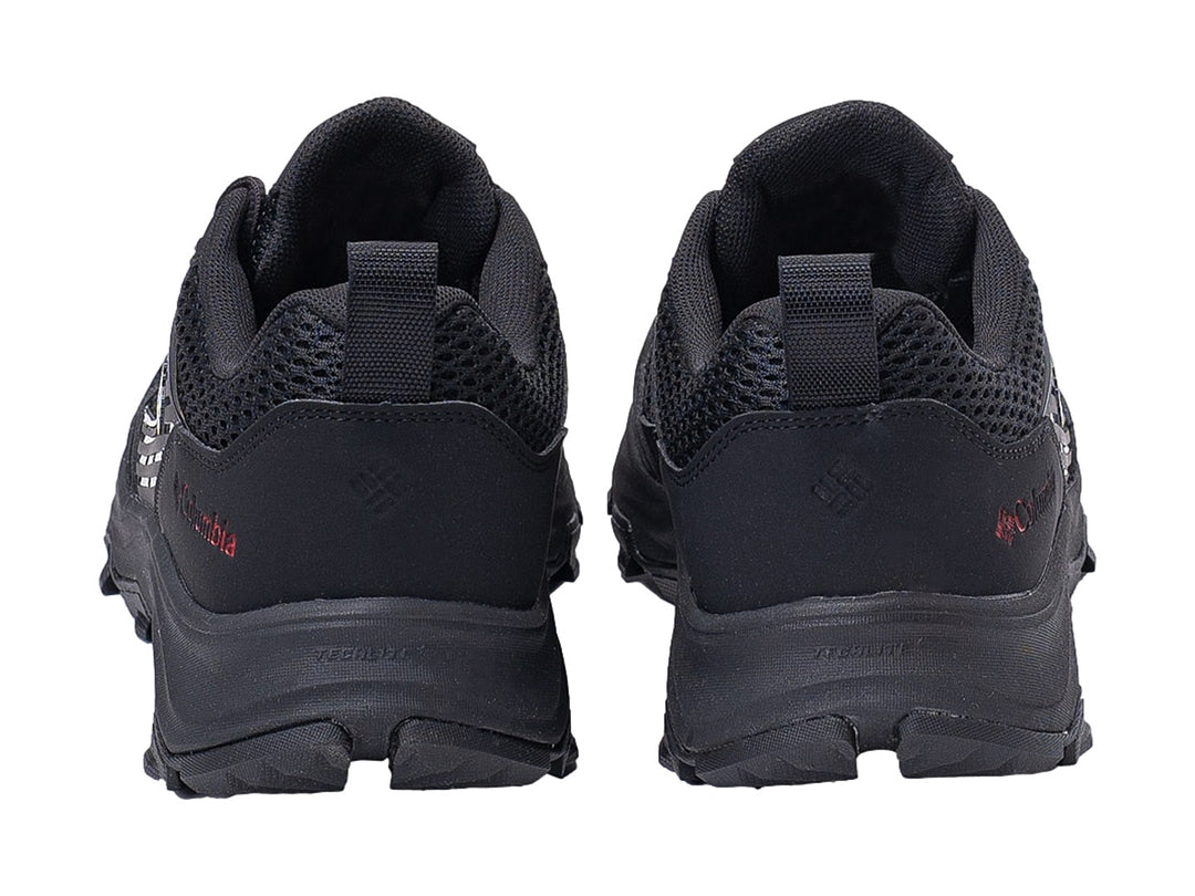Par de tenis Columbia Hatana Breathe en color negro con detalles rojos y suela robusta para senderismo.