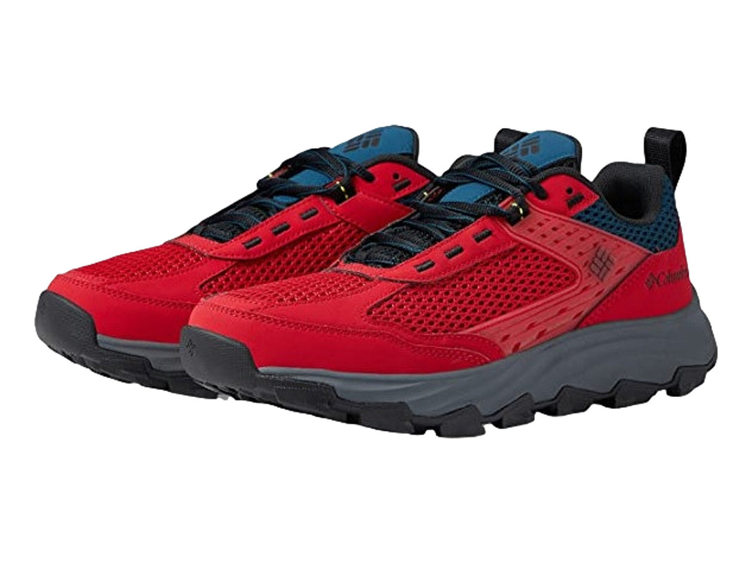 Par de tenis deportivos Columbia color rojo con suela gris oscuro y detalles azules.