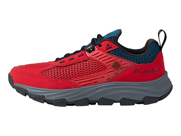 Par de tenis deportivos Columbia color rojo con suela gris oscuro y detalles azules.