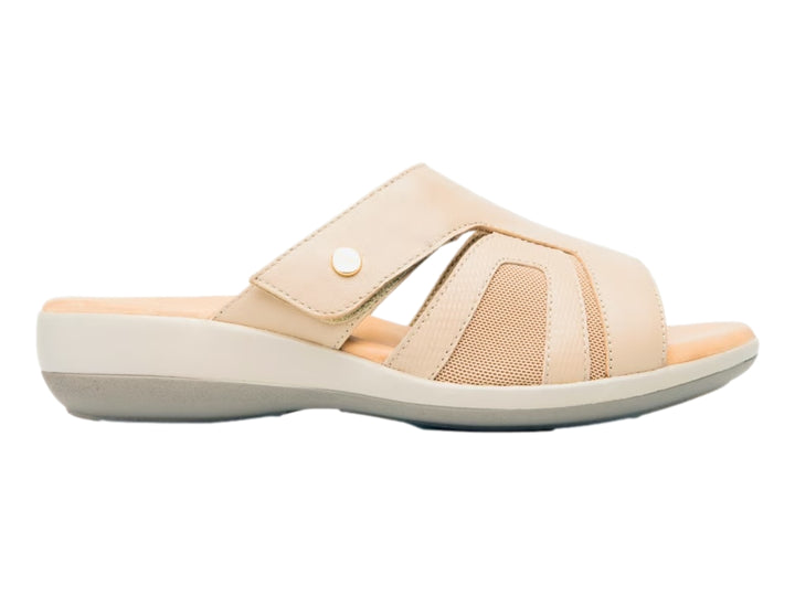 Sandalia Flexi color beige para mujer con tiras de cuero y detalles de malla transpirable.
