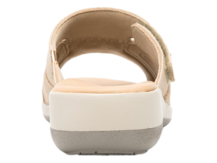 Sandalia Flexi color beige para mujer con tiras de cuero y detalles de malla transpirable.