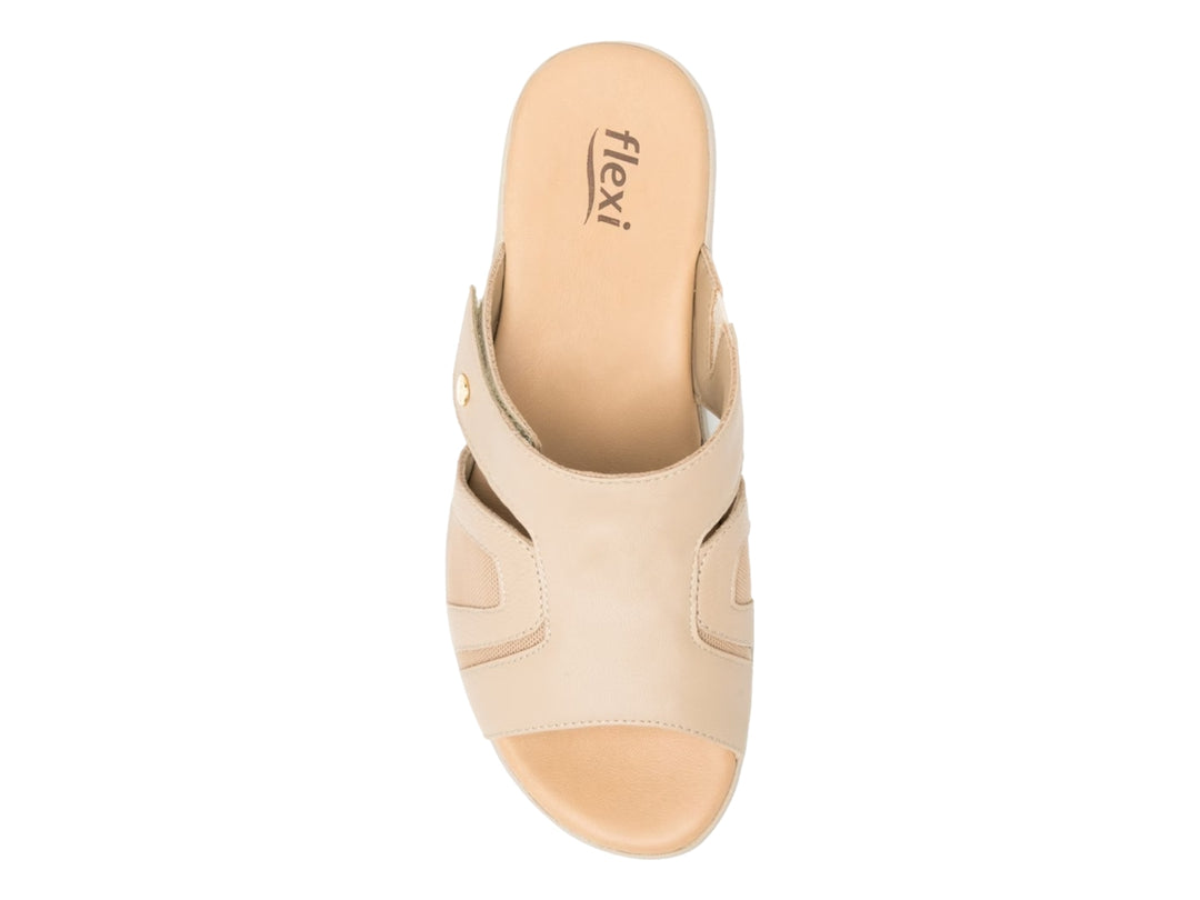 Sandalia Flexi color beige para mujer con tiras de cuero y detalles de malla transpirable.