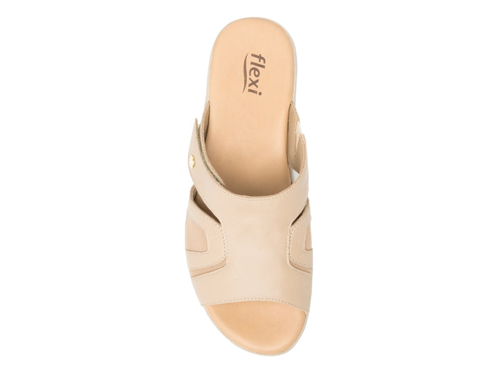 Sandalia Flexi color beige para mujer con tiras de cuero y detalles de malla transpirable.