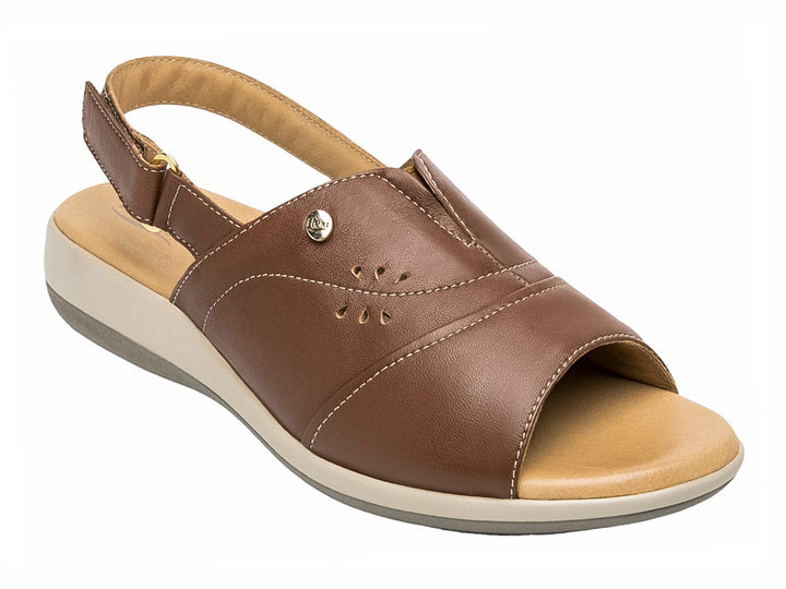 Sandalia Flexi de cuero color café con correa trasera y suela beige.