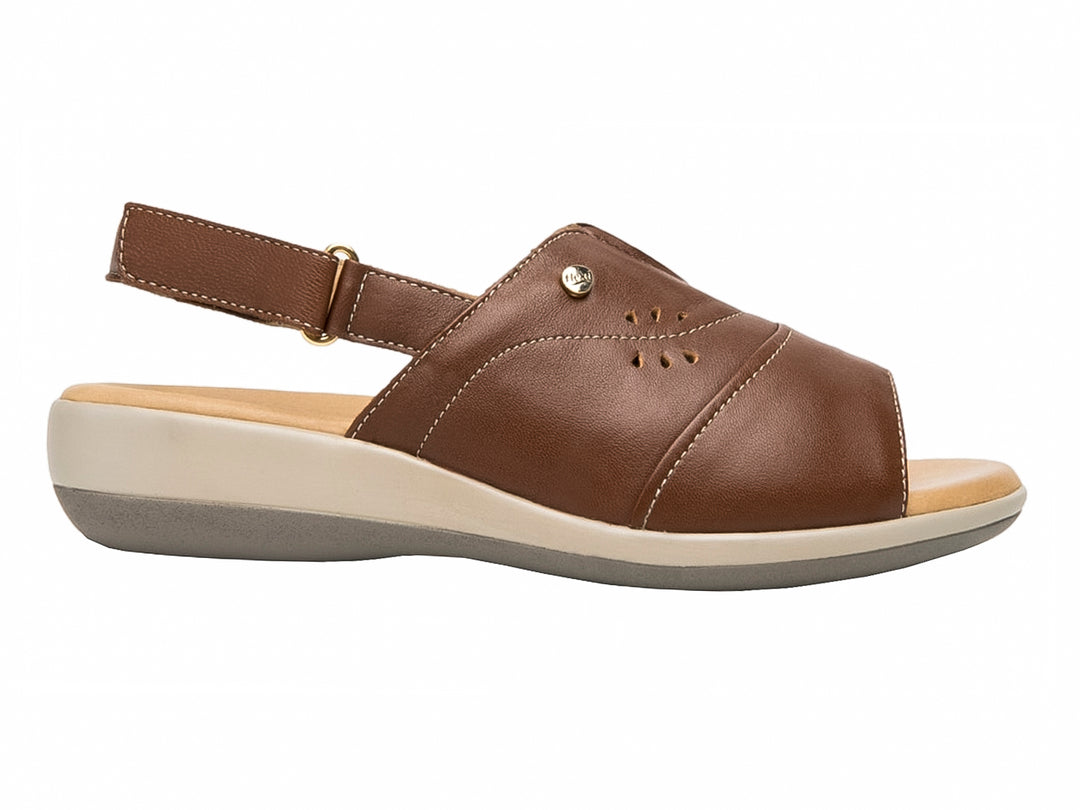 Sandalia Flexi de cuero color café con correa trasera y suela beige.