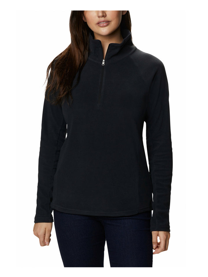 Mujer vistiendo una sudadera negra de medio cierre de la marca Columbia.