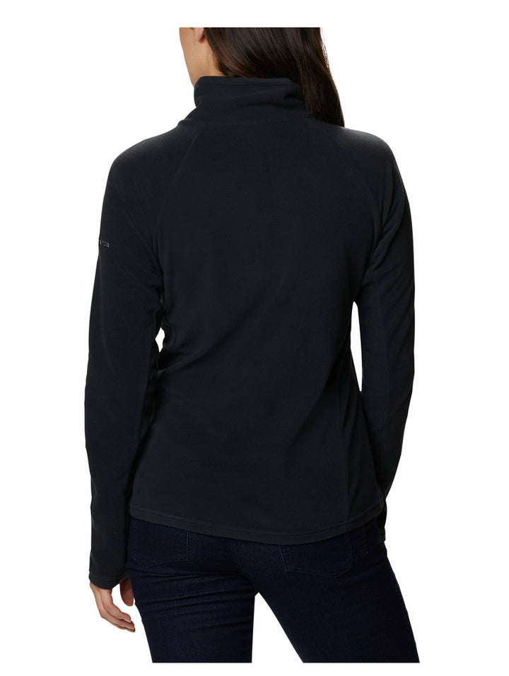 Mujer vistiendo una sudadera negra de medio cierre de la marca Columbia.