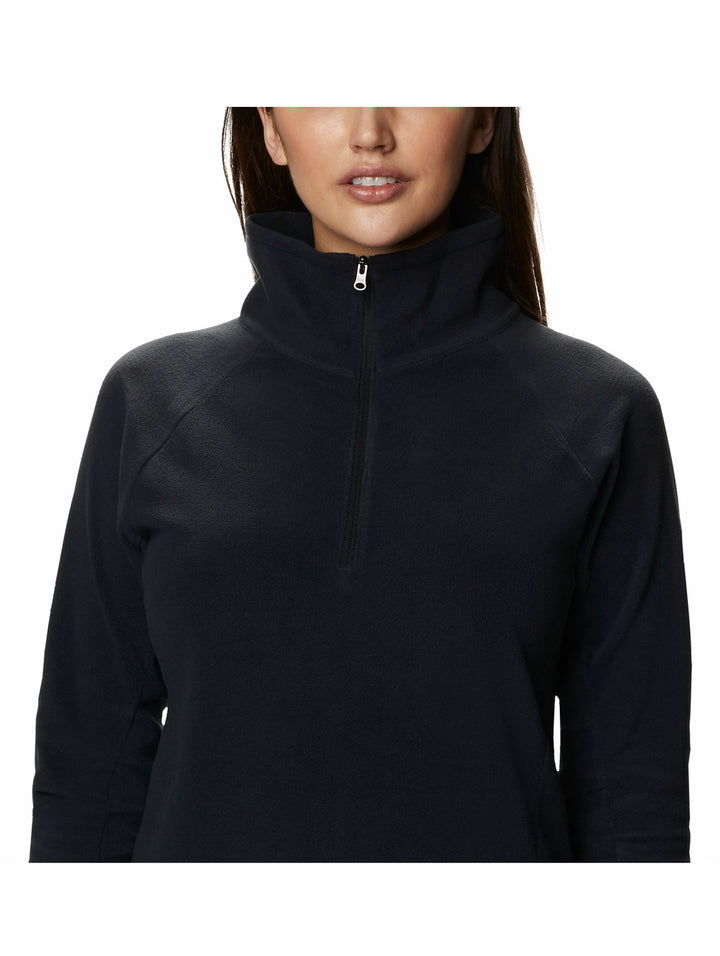 Mujer vistiendo una sudadera negra de medio cierre de la marca Columbia.