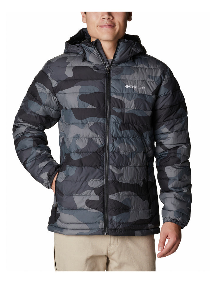 Chaqueta Columbia acolchada con capucha en estampado de camuflaje negro y gris.