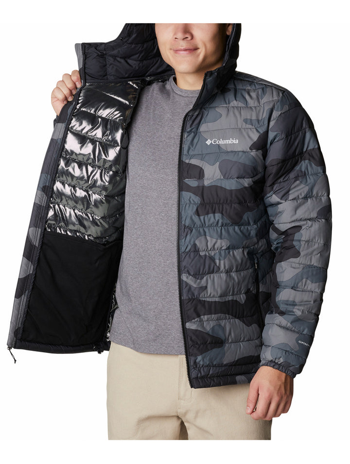 Chaqueta Columbia acolchada con capucha en estampado de camuflaje negro y gris.