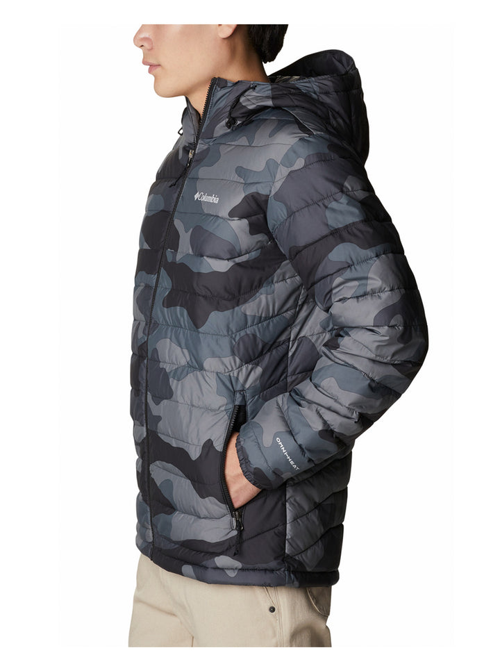 Chaqueta Columbia acolchada con capucha en estampado de camuflaje negro y gris.