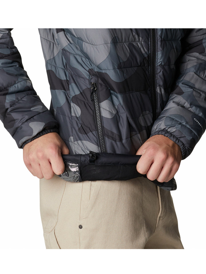 Chaqueta Columbia acolchada con capucha en estampado de camuflaje negro y gris.