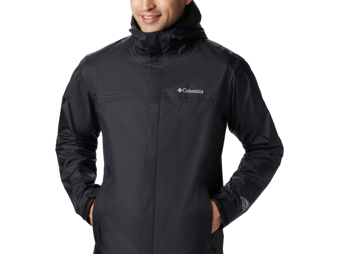 Hombre vistiendo una chaqueta impermeable negra con capucha de la marca Columbia.