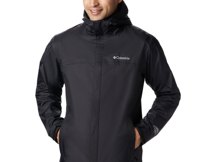 Hombre vistiendo una chaqueta impermeable negra con capucha de la marca Columbia.