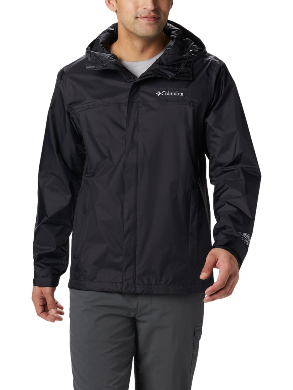 Hombre vistiendo una chaqueta impermeable negra con capucha de la marca Columbia.