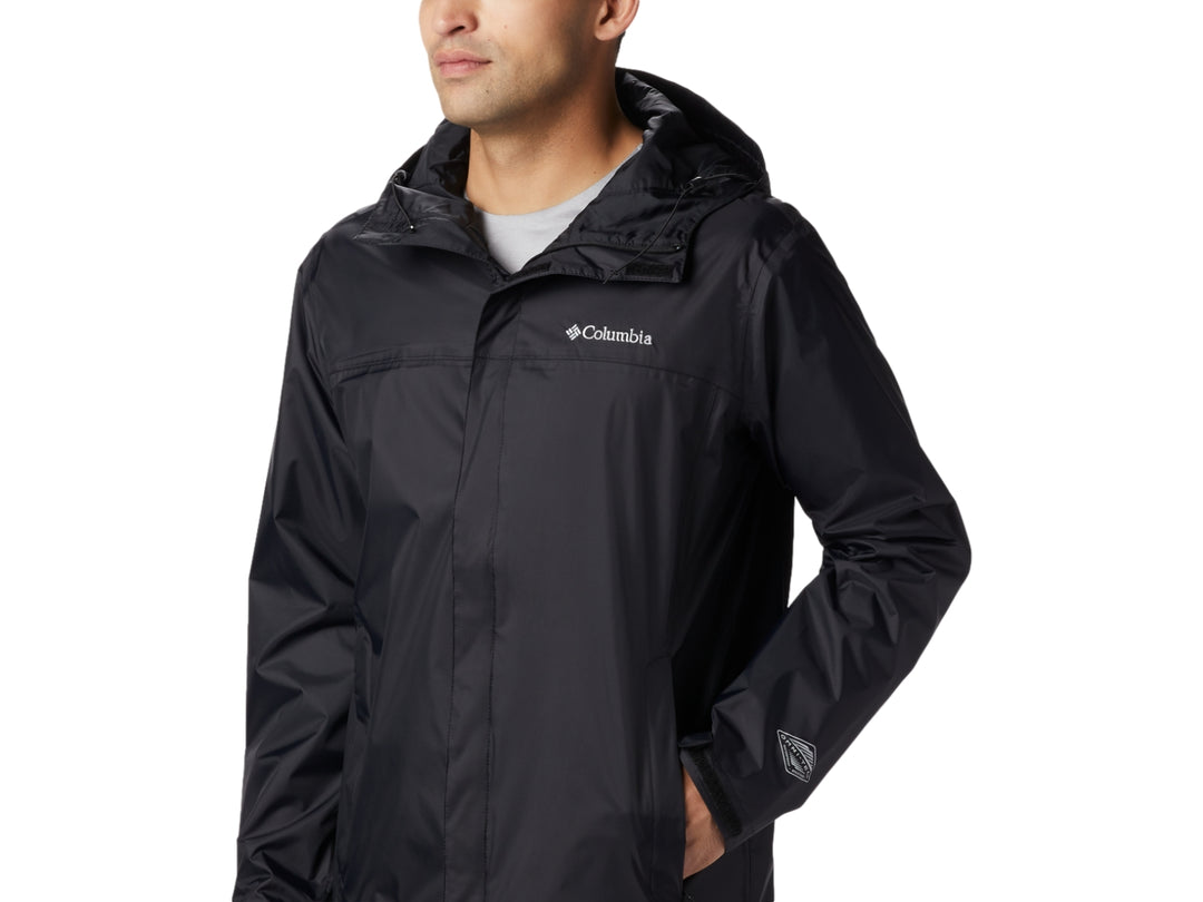 Hombre vistiendo una chaqueta impermeable negra con capucha de la marca Columbia.